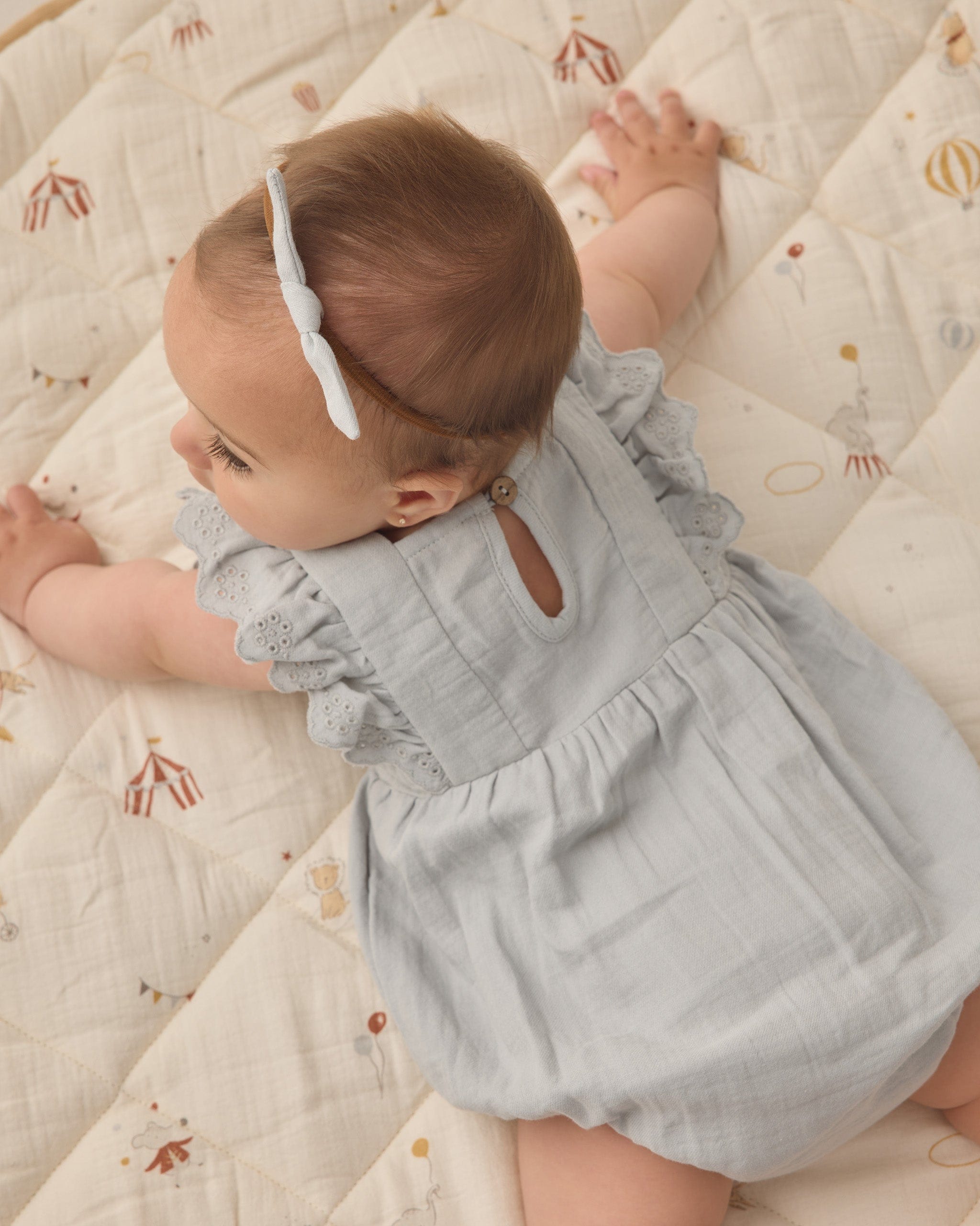 Quincy Mae Baby Little Knot Headband || Sky (Beige Band)